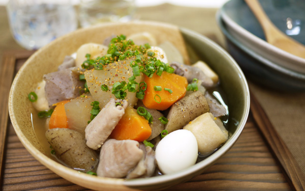 寒冷天氣想跟男友一起吃的熱呼呼食譜-日本酒也很搭的『獨創燉豬腸』