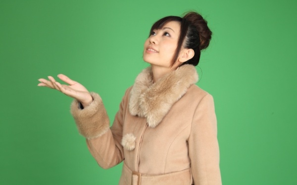 服飾決定給人的印象! 日本女生保暖又可愛的大衣穿搭法