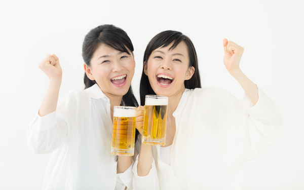 幫大家分沙拉的方式來凸顯自己的女性魅力…已經過時了?主辦人眼中『在聚會上讓人留下好印象的女生』究竟是…
