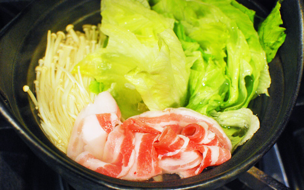 激ウマ鍋レシピ「納豆ダレで食べるヘルシーレタス豚しゃぶ鍋」