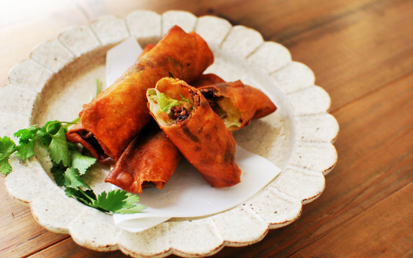 將過年剩餘的年糕變成絕品小吃「味噌肉年糕春捲」！