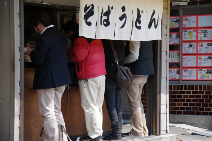 日本趣聞 為何日本立食蕎麥麵的行家都要點 可樂餅蕎麥麵 呢 Japaholic