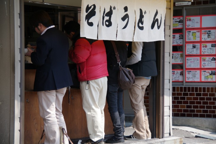日本趣闻!为何日本立食荞麦面的行家都要点「可乐饼荞麦面」呢?