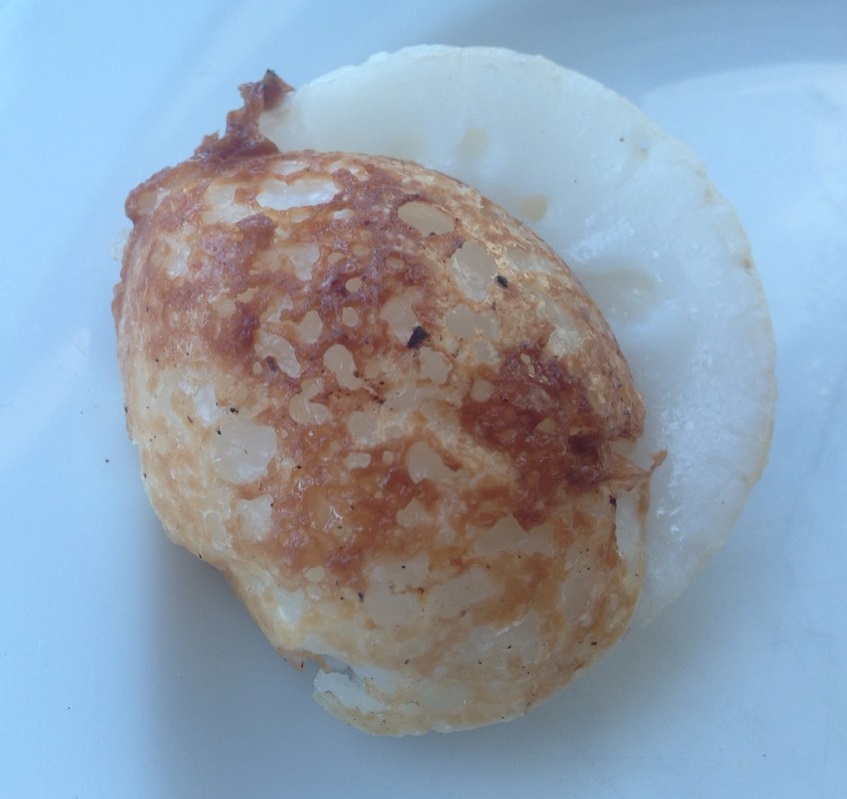 外表像章魚燒,吃起來卻是椰子口味!?泰國的國民甜點「Khanom Krok」