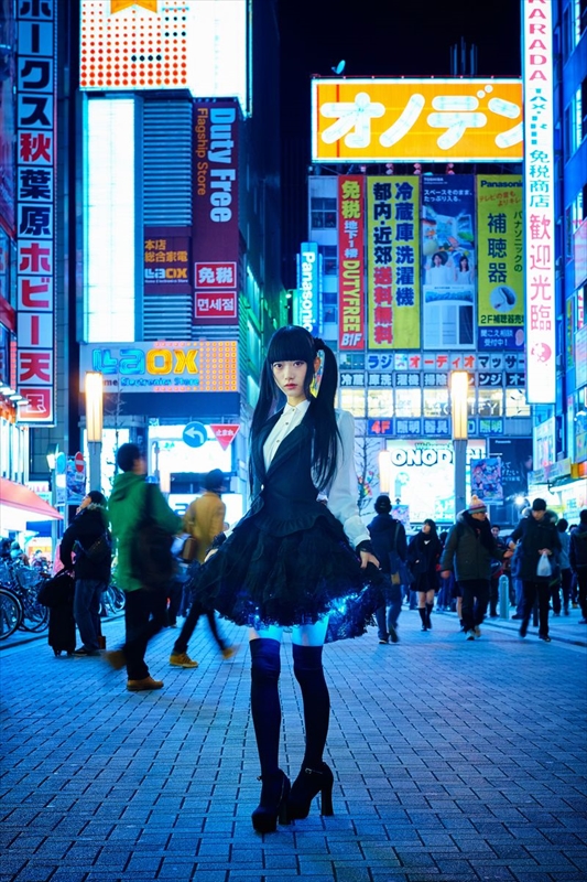 東京女子讓夜晚的城市閃閃發光!映照著絕對領域、全新感受的「發光迷你裙」