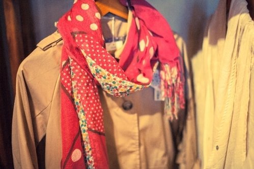 推薦給認為「基本款風衣外套太無趣」的你！春季外套首選：個性派風衣！