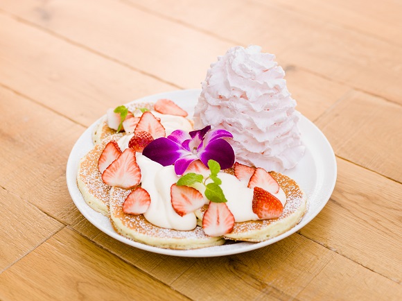 Eggs’n Things 日本開幕5周年紀念鬆餅發售!鬆鬆軟軟的鮮奶油也是草莓味~♪