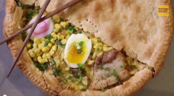 【邪門歪道?好像很美味?】介紹用派皮包著拉麵的「拉麵派」作法!