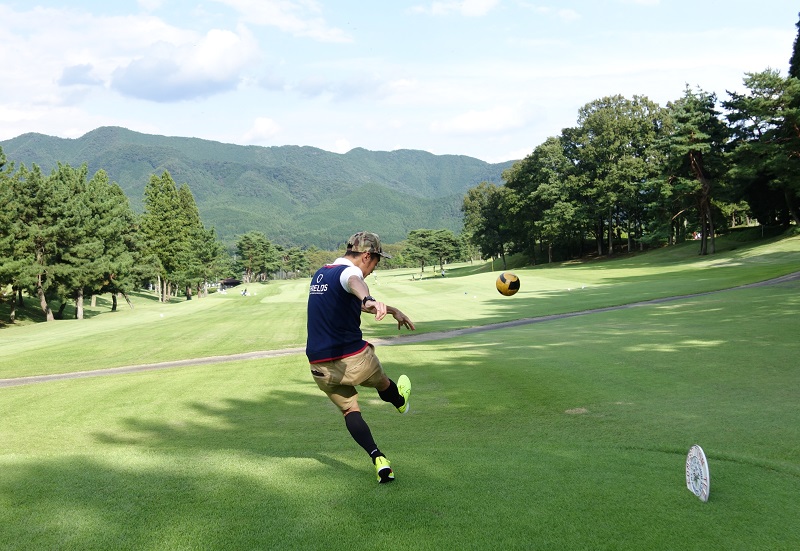 用足球來打高爾夫?讓我們來看看新運動「足式高爾夫(footgolf)」