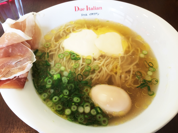 獲選米其林的東京拉麵店!「Due Italian」的生火腿起司拉麵起司濃郁到根本極品啊!!