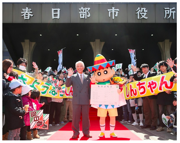 蠟筆小新全家要搬去墨西哥!? 野原一家向春日部市公所提出戶籍遷出申請書!!