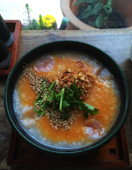 在東京青山的「粥麺樂屋 喜喜」的「冬蔭粥」是一吃就會上癮的逸品!煮的糜爛又酸又辣的粥,會刺激你的味覺哦!!