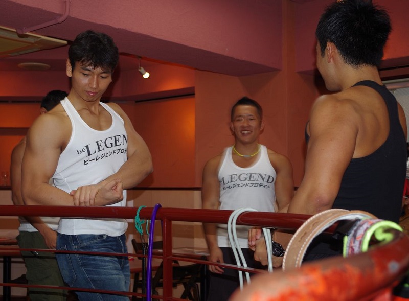 前往由猛男們服務的「猛男咖啡廳」!用來保養眼睛超讚的?