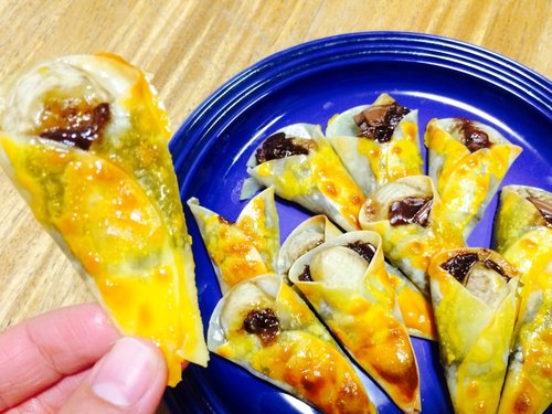 利用餃子皮做「迷你巧克力香蕉可麗餅」的作法