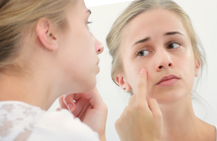 Teenage girl with the mirror