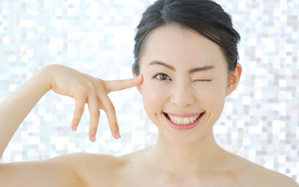 運用簡單的大眼保養和化妝技巧來讓眼睛看起來2倍大的秘訣是