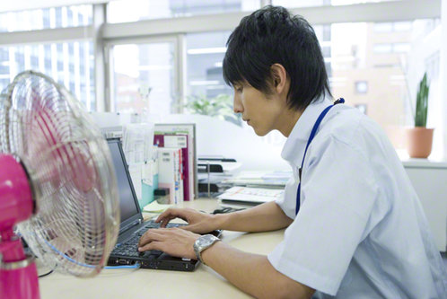 【日本有趣雜學】一點都不清涼的「清涼商務」 打扮