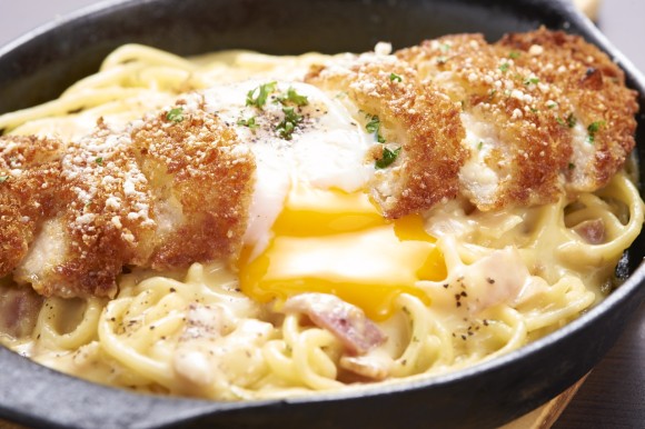 【釧路出發當地美食的進化式】 東京必買~培根蛋麵×豬排×肉醬的「卡滋豬排培根蛋麵」在「拿坡里澀谷神南」限量發售中!!