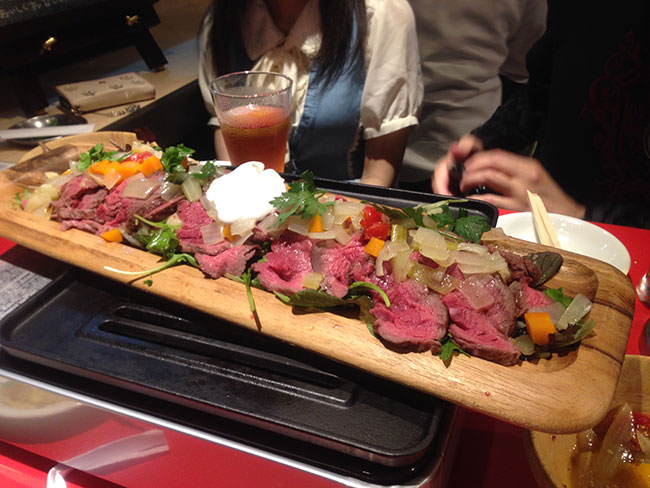 東京旅遊~在眼前現烤的牛肉誘惑!無私分享新橋站隱藏版燒烤店