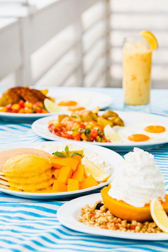 「EGGS ‘N THINGS」新添了以夏威夷産的木瓜為主的菜單呢!非常清爽,最適合夏天♪