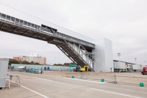飛行機が下を通れる空中回廊