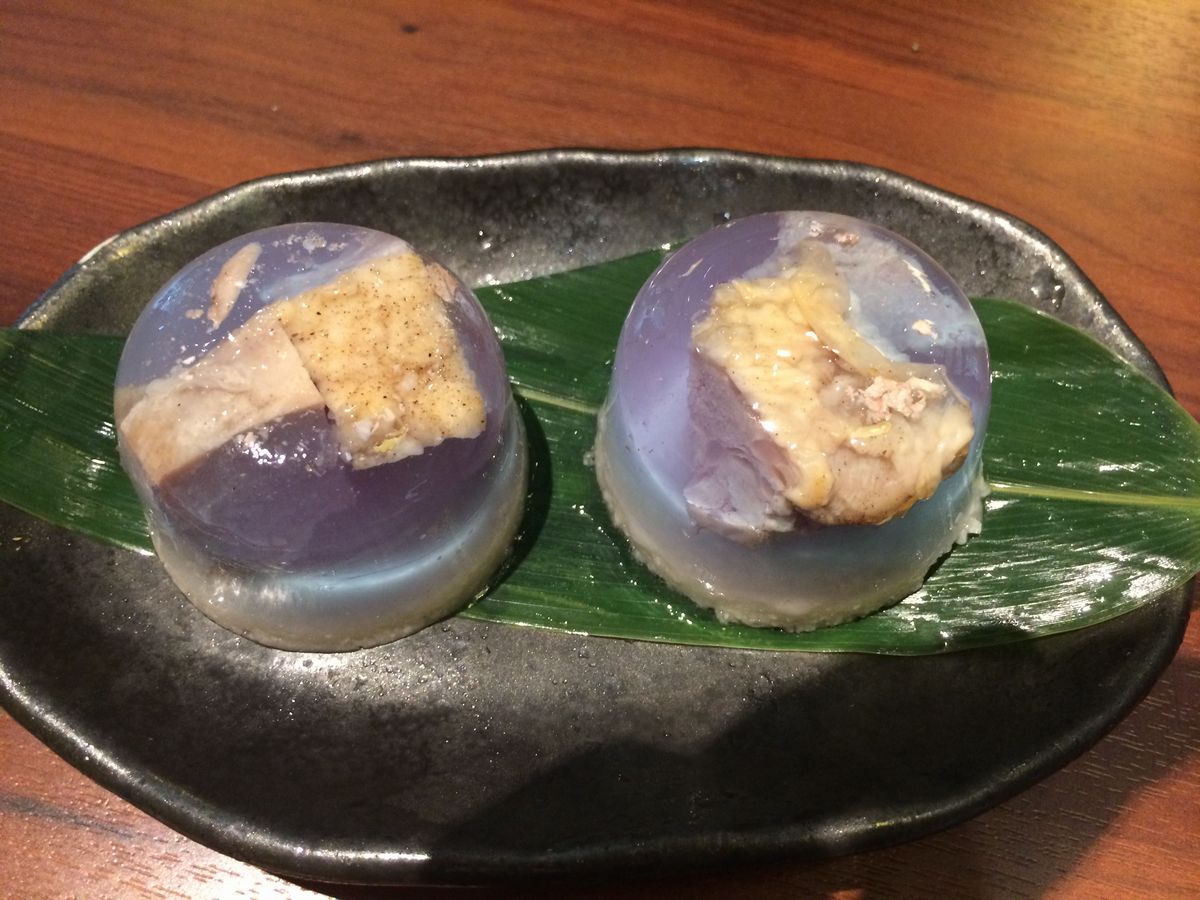 日本趣味美食!被青色果凍包起來的「水菓子烤雞肉」真的好吃嗎?