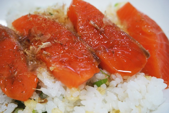 【5分鐘做晚餐!】試做「沾麵醬醃鮭魚丼」,超級美味的驚奇組合