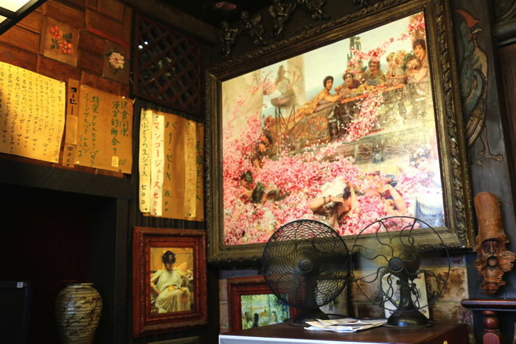 漫步於東京下町。在如同穿越時空至昭和時代的店中渡過幸福時光,可享用當季新鮮果汁及核桃麵包的咖啡廳「Kado」