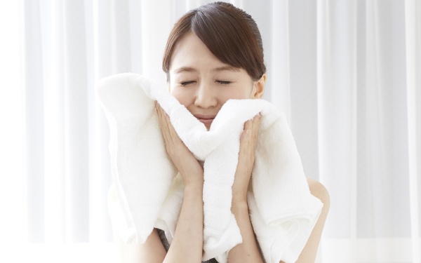 用冰鎮美容法來解決毛孔打開以及化妝花掉等問題!