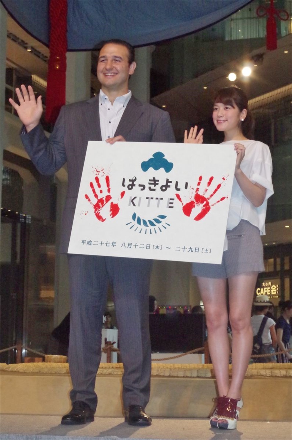 日本相撲力士圓滾滾的肚子摸起來觸感如何呢?