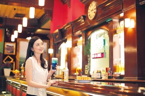 大人はバーで過ごす