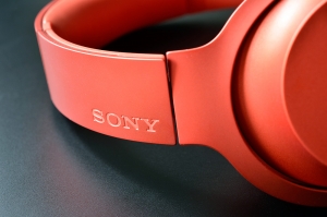デザインのSONYが全力投球した!モバイル対応ヘッドフォン『h.ear on』