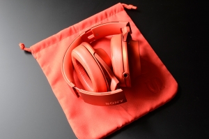 デザインのSONYが全力投球した!モバイル対応ヘッドフォン『h.ear on』