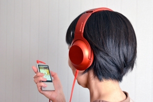 デザインのSONYが全力投球した!モバイル対応ヘッドフォン『h.ear on』