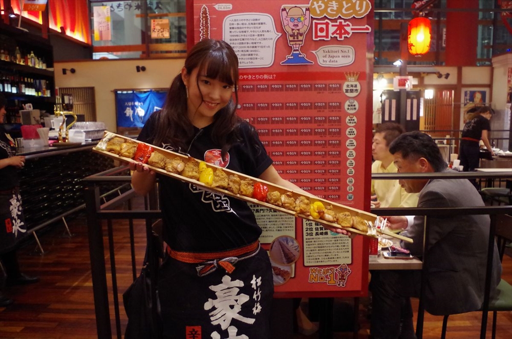 竹串的長度是一公尺!品嘗金氏世界紀錄等級的烤雞肉串