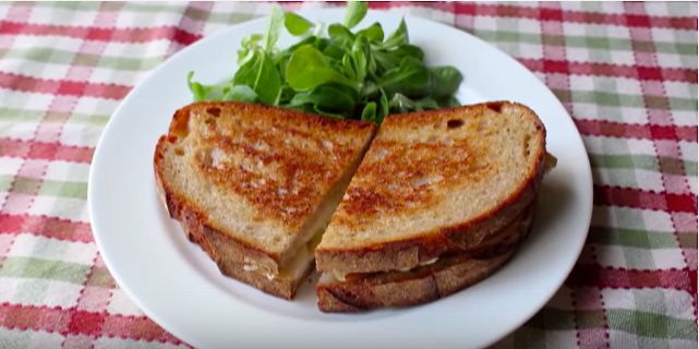 【用正值產季的食材來作時髦三明治】超簡單但卻很美味! 梨子和布里乳酪的三明治