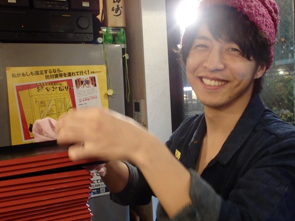 【酒精與型男的雙重奏】嘗試女生獨自一人到拉麵店用餐 / 東京井之頭線 三鷹台「麵處HONWAKA」