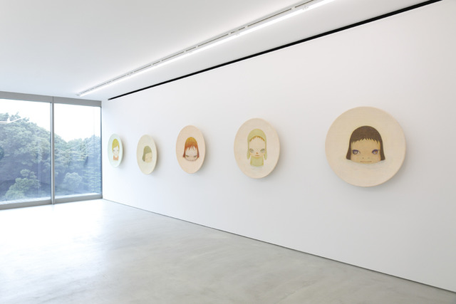 奈良美智的「Shallow Puddles」個展,圓盤繪圖共12幅作品展出中