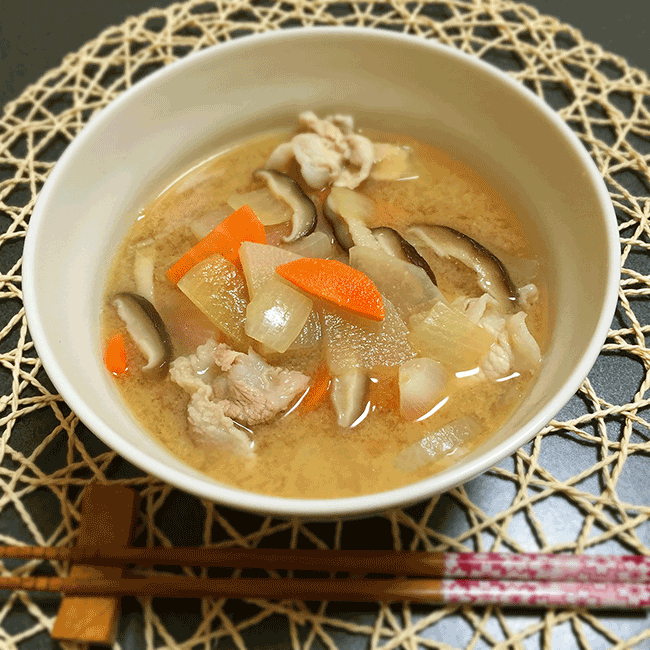 用液體味噌製作豬肉味噌湯