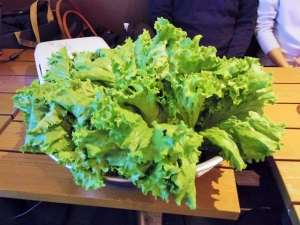 採用國内生産新鮮蔬菜比率為100%、業界第一的低糖分小圓麵包、目標為新鮮漢堡,健康的漢堡組合