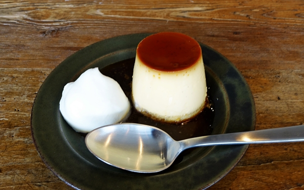 甘さをぐっと抑えた昔風の固めのカスタードプリン