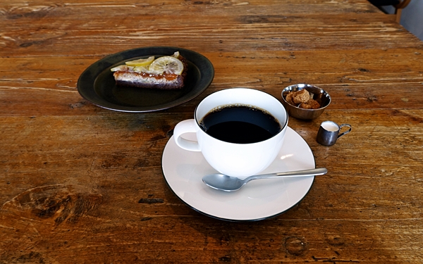 いちじくのジャムにレモンコンフィの組み合わせはとストロングコーヒー