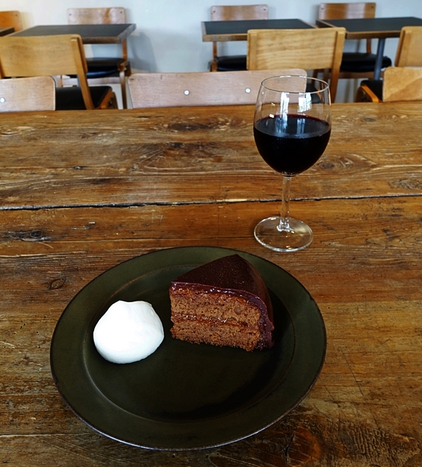 オーストリアの伝統なチョコレートケーキのザッハトルテ