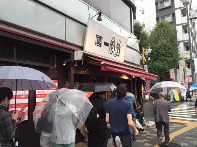 「一風堂」免費拉麵祭大排長龍 雨中隊伍長達100公尺