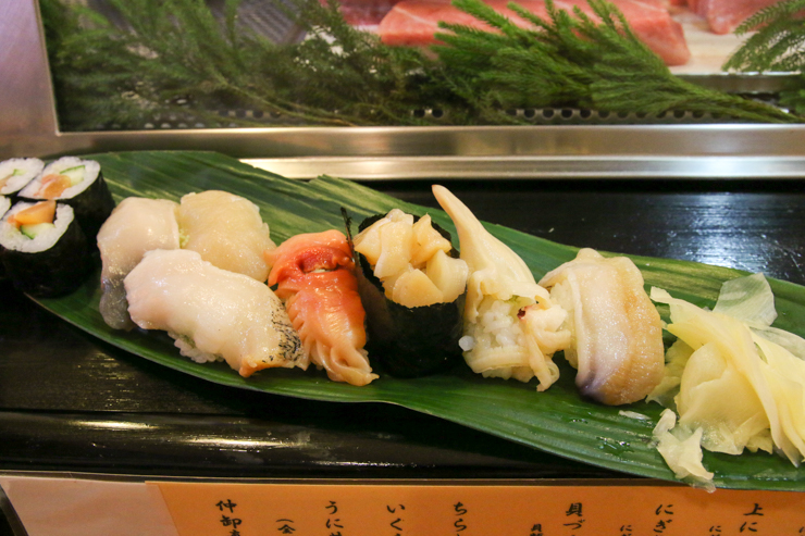 【搬家前必去的10家築地名店】道地貝類美味的壽司店「岩佐壽司」