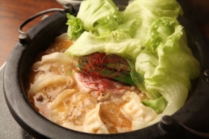 豚肩ロースと挽肉の坦々餃子鍋