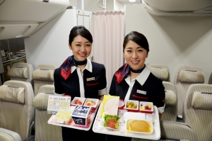 現在搭JAL國際線經濟艙,超人氣「大勝軒」、「Cafe Kaila」飛機餐新登場!