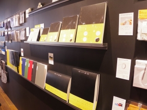 粘着技術と水野学さんのトータルディレクションが融合した文具ブランド「STALOGY」のアンテナショップが代官山に登場