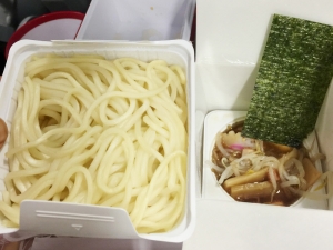 JAL国際線エコノミーのコラボ機内食に「大勝軒」、「カフェ・カイラ」が登場!