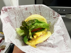 JAL国際線エコノミーのコラボ機内食に「大勝軒」、「カフェ・カイラ」が登場!